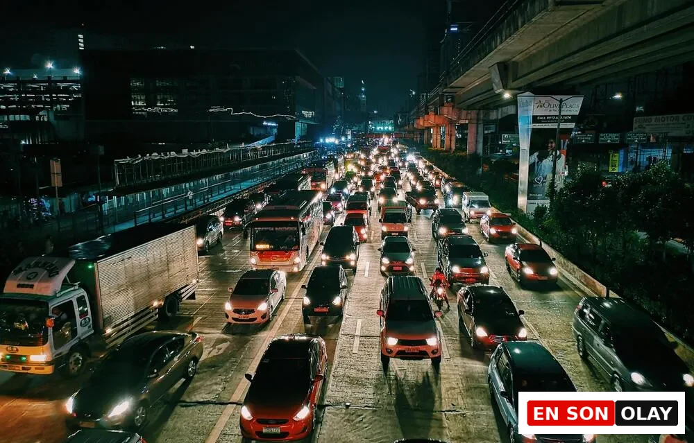 Gecenin karanlığında, yoğun şehir trafiği uzun araç kuyrukları oluşturmuş; farlar ve stop lambalarıyla aydınlanan otoban, kentsel yaşamın getirdiği yoğunluğu ve uzun bekleyişlerin yarattığı yorgunluğu güçlü bir şekilde görselleştiriyor.