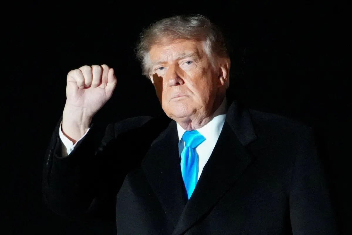 ABD Başkanı Donald Trump, 5 Ekim 2026'da Nebraska'nın Grand Island kentindeki mitinge katıldıktan sonra Maryland'deki Andrews Ortak Üssü'ne varışında el sallıyor. (Foto: REUTERS)