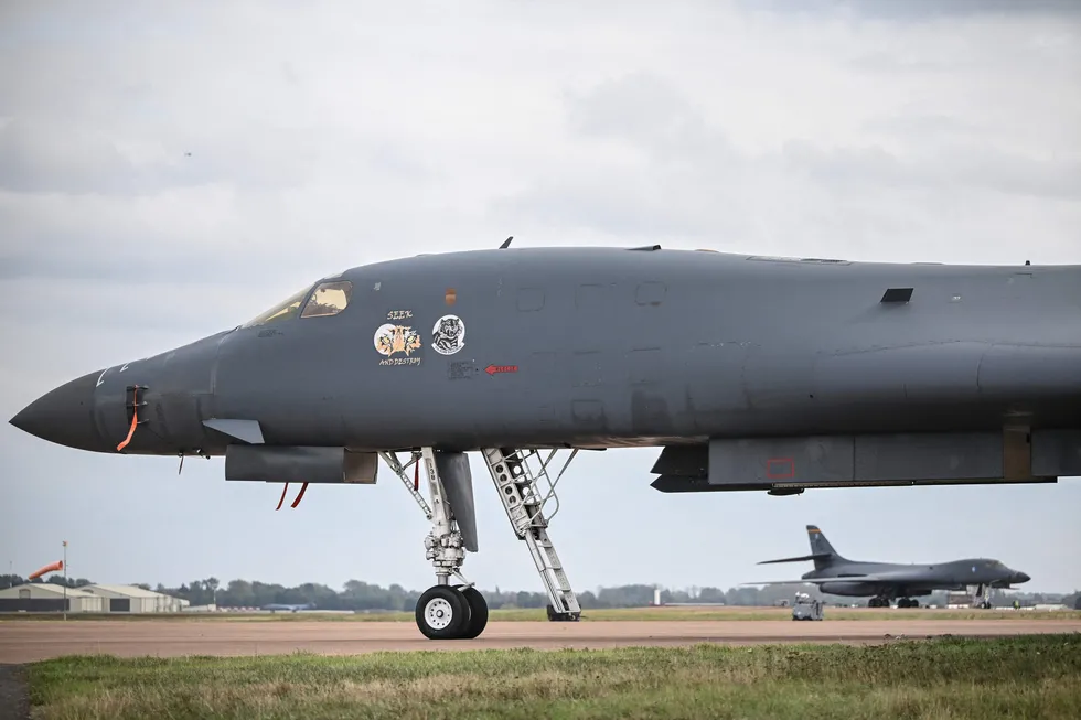 ABD Hava Kuvvetlerine ait bir B-1 Lancer bombardıman uçağı, 27 Eylül 2026'da İngiltere'nin güneybatısındaki Fairford'daki Kraliyet Hava Kuvvetleri Üssü'nün pistinde görülüyor. (Foto: AFP)