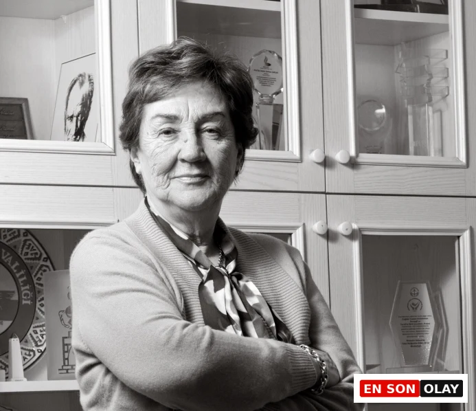1994-1999 yılları arasında İstanbul Üniversitesi Hukuk Fakültesi Dekanlığı görevini yapan Aysel Çelikel