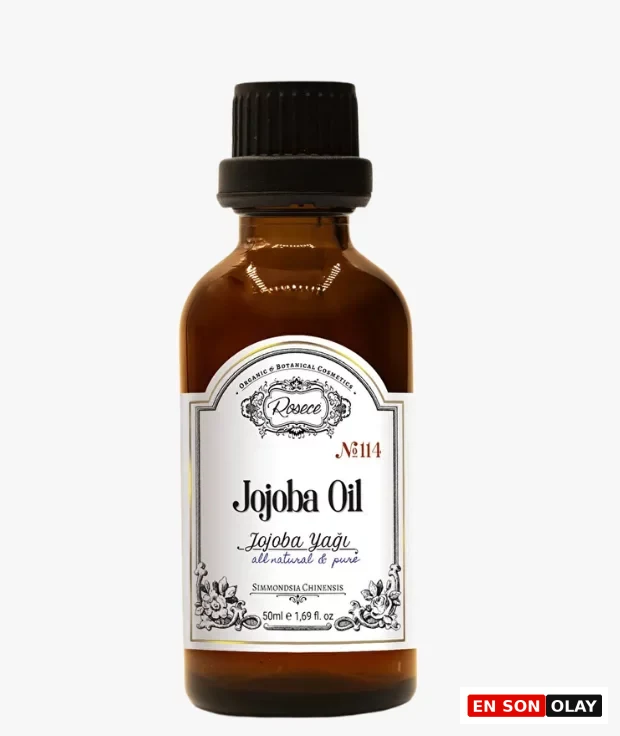 Koyu renkli cam şişede, üzerinde Rosece markasının logosu, Jojoba Yağı başlığı, all natural & pure ifadesi ve Simmondsia Chinensis botanik adı yazılı beyaz bir etiketle, insan sebumuyla kusursuz uyum sağlayan ve cilt bariyerini onaran 50ml’lik bir jojoba yağı ürünü yer alıyor.