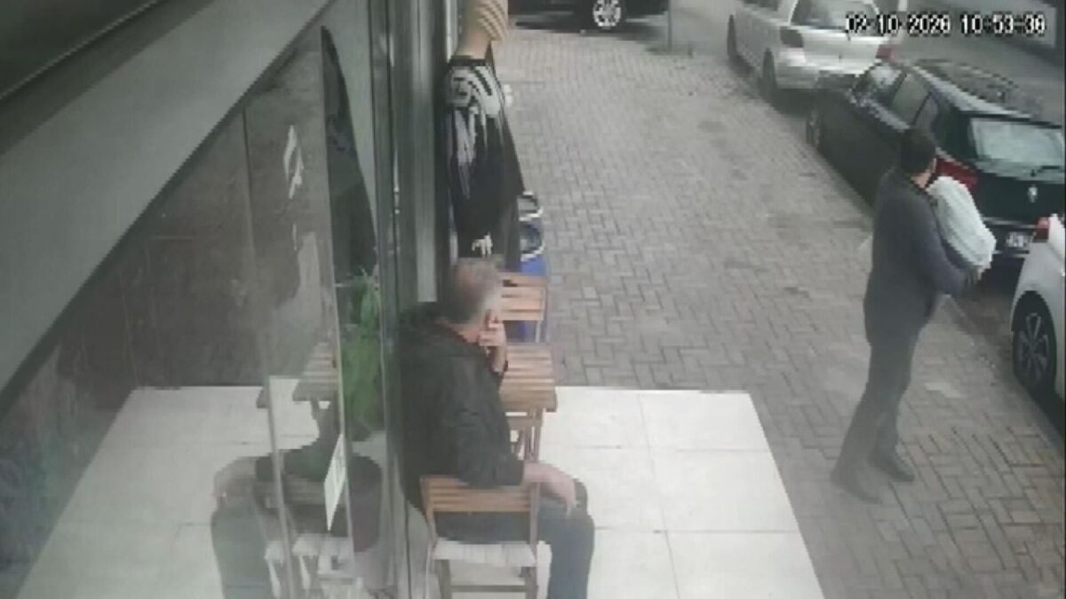 Yasak yerden dönüş faciaya dönüyordu! Tramvay minibüse çarptı