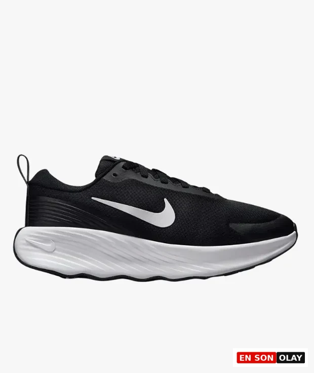 Siyah renkte, yan tarafında beyaz Nike logosu bulunan, alt kısmı dalgalı desenli kalın beyaz tabana ve topuk kısmında küçük bir çekme halkasına sahip bu modern kadın yürüyüş ayakkabısı, hafif ve konforlu bir kullanım vaat ediyor.