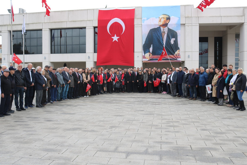 Yeni Partililer çelenk sunma töreninde buluştu