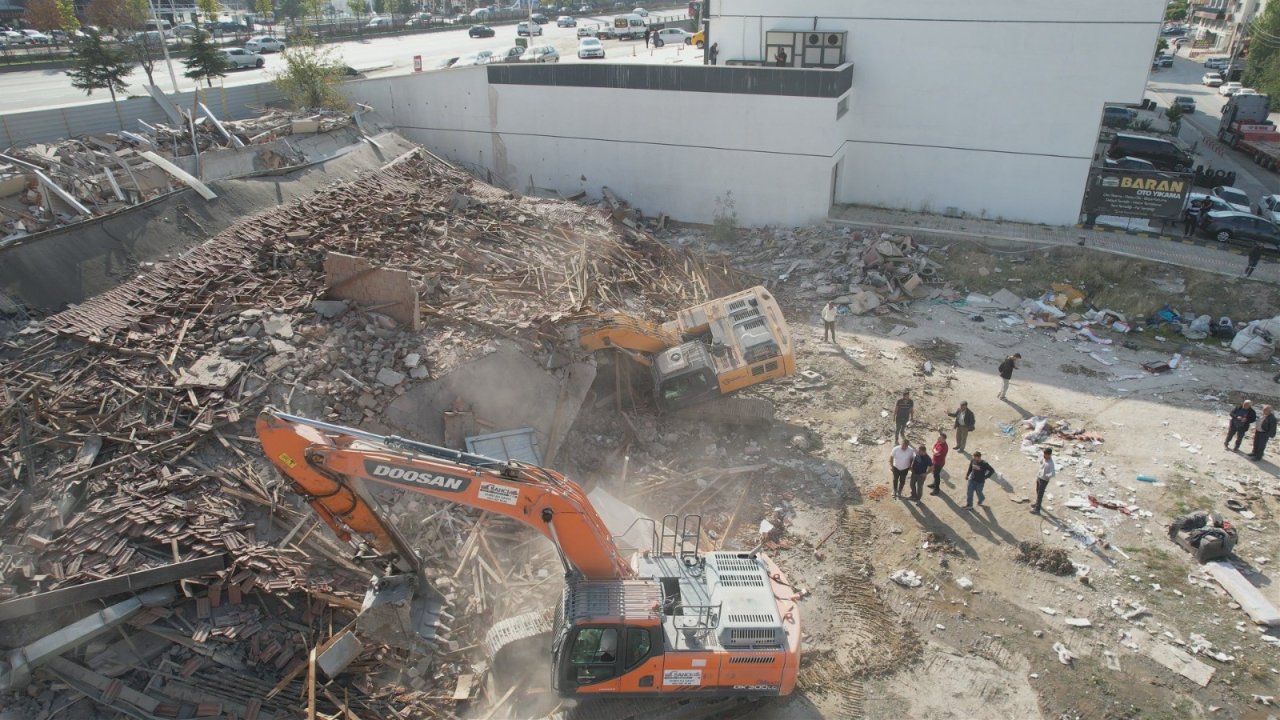 Yıkım Sırasında Korkutan Anlar! Kepçe Enkaz Altında Kaldı