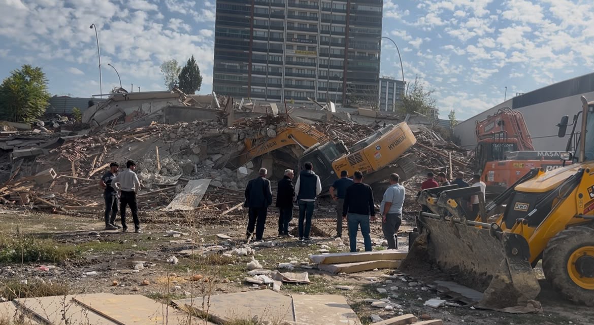 Yıkım Sırasında Korkutan Anlar! Kepçe Enkaz Altında Kaldı