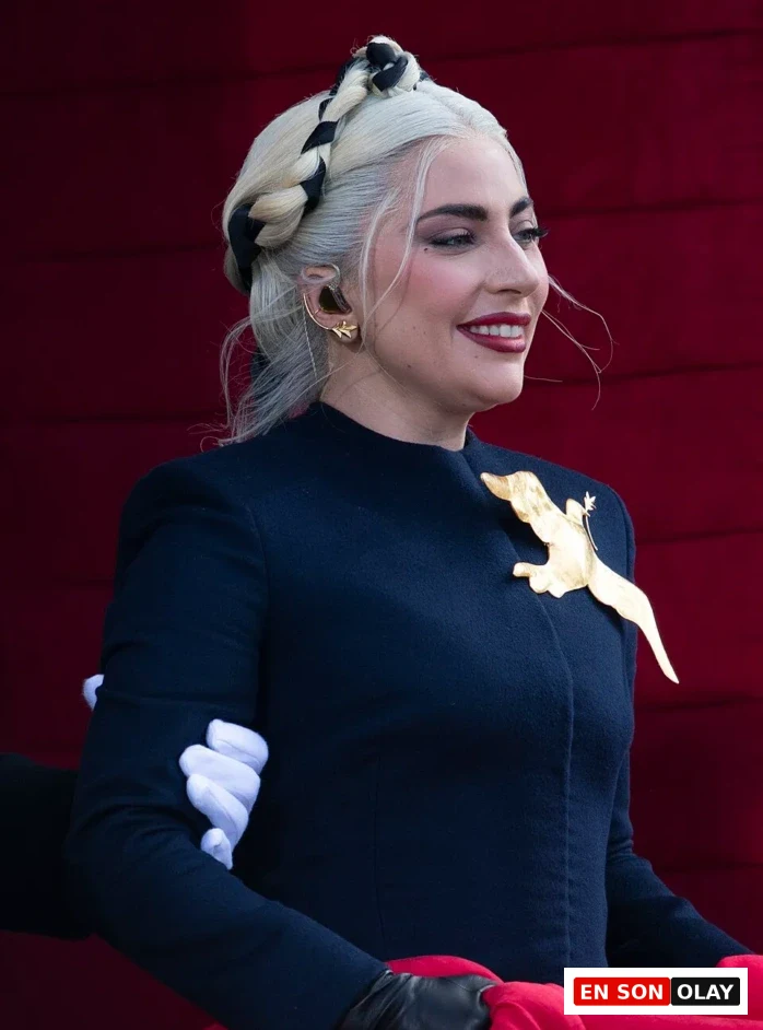 Cesur stili ve kendine özgü duruşuyla Lady Gaga, sanat ve kimlik arasında yeniden doğuşun modern yüzü.